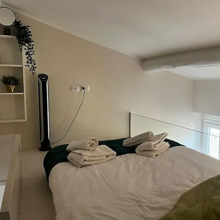 Charming Attic Loft - 5 Mins Station Apartamento
