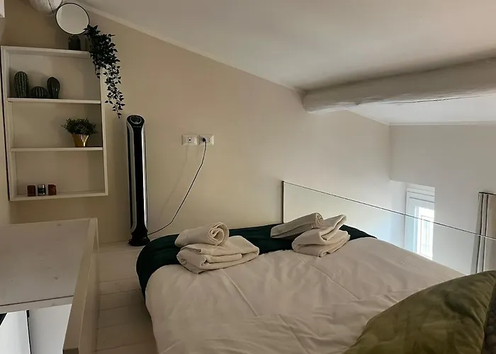 Charming Attic Loft - 5 Mins Station Apartment