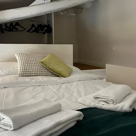 Charming Attic Loft - 5 Mins Station アパート *