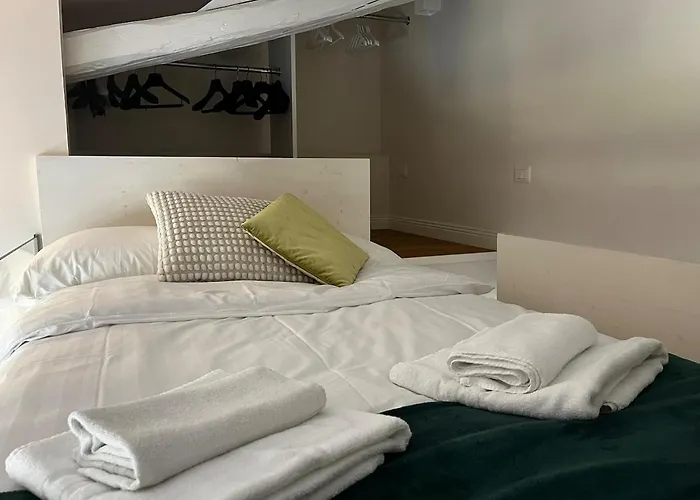 Charming Attic Loft - 5 Mins Station Apartament *